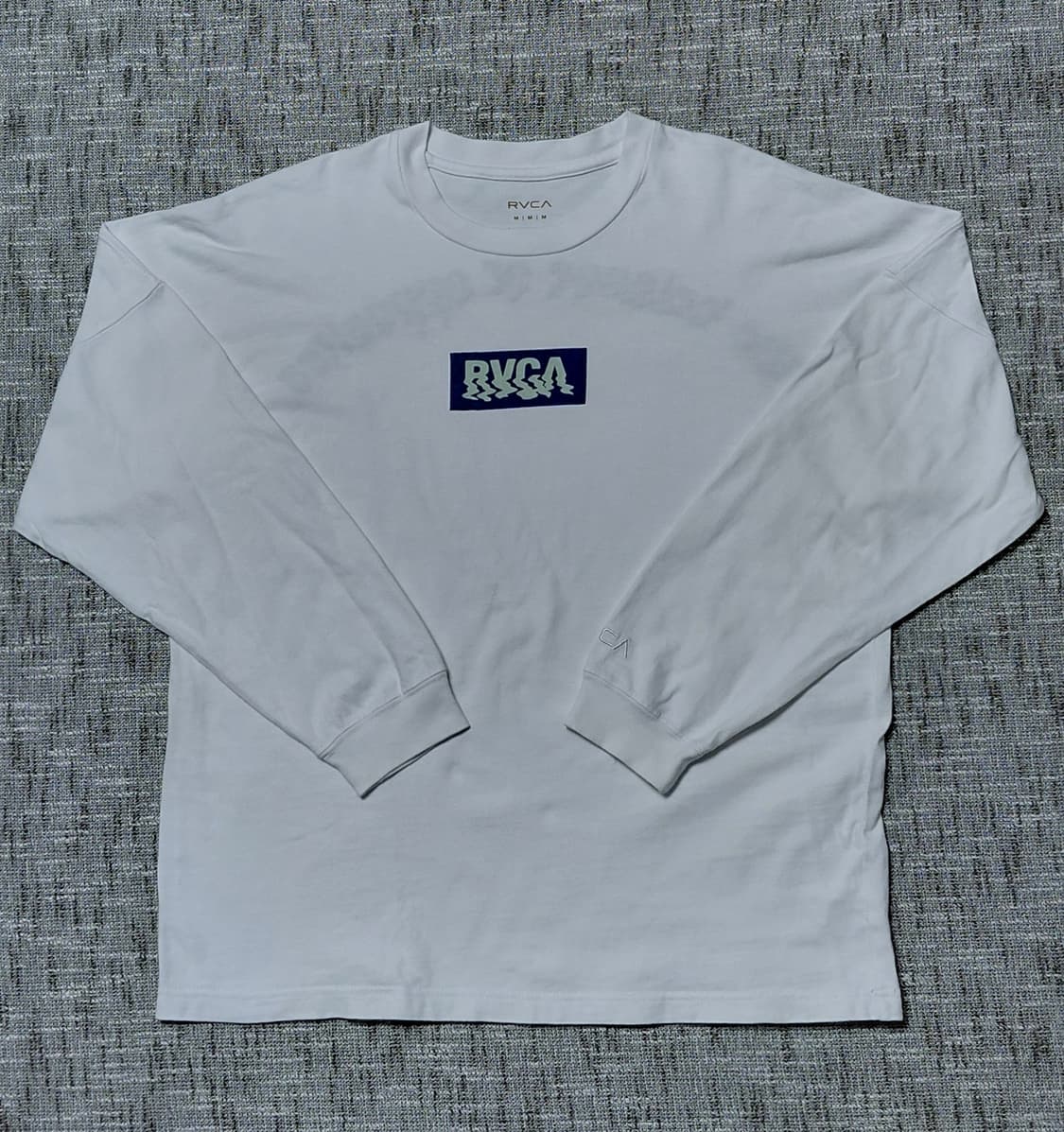 [M~L] RVCA 루카 백로고 아치 자수 롱슬리브 티셔츠 상품이미지2