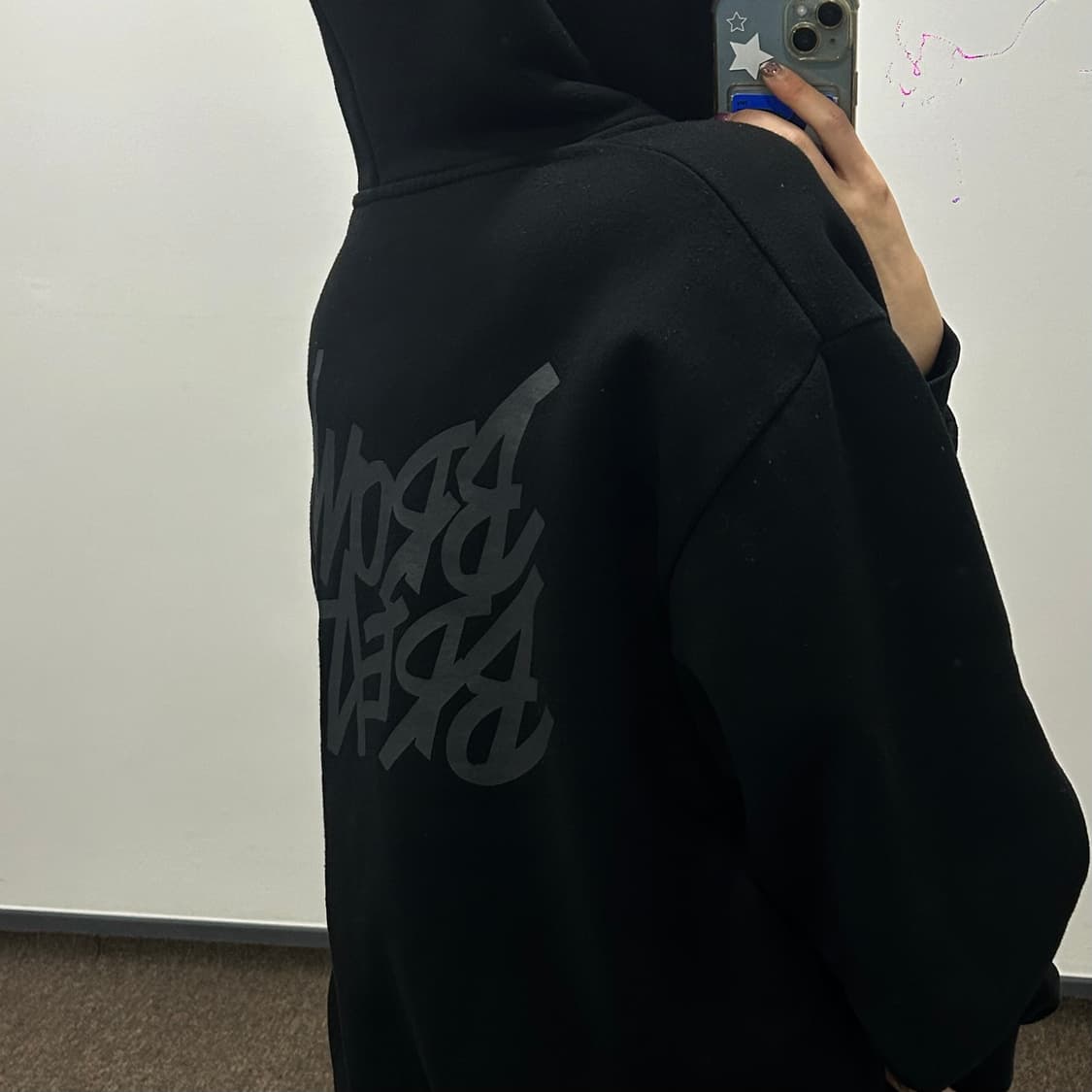 Brown breath 브라운브레스 차콜 로고 블랙 후드티 상품이미지3