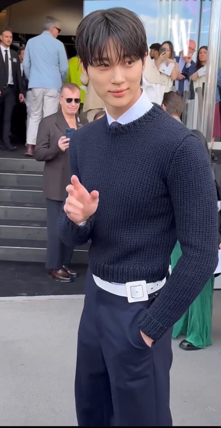 [52] 24fw 프라다 런웨이 네이비 니트 상품이미지2