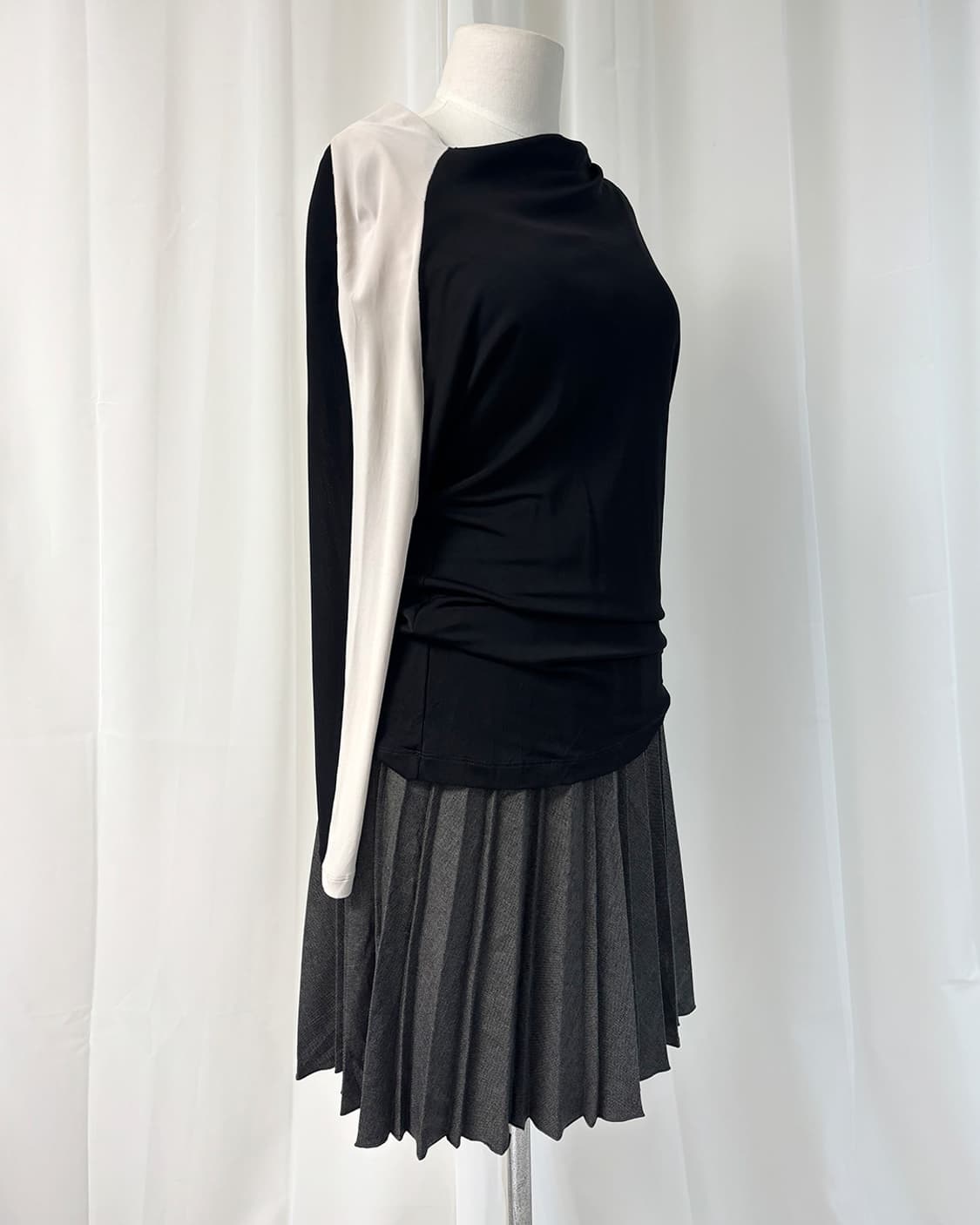 비대칭 암 배색 베이지 디자인 루즈핏 탑 상품이미지2