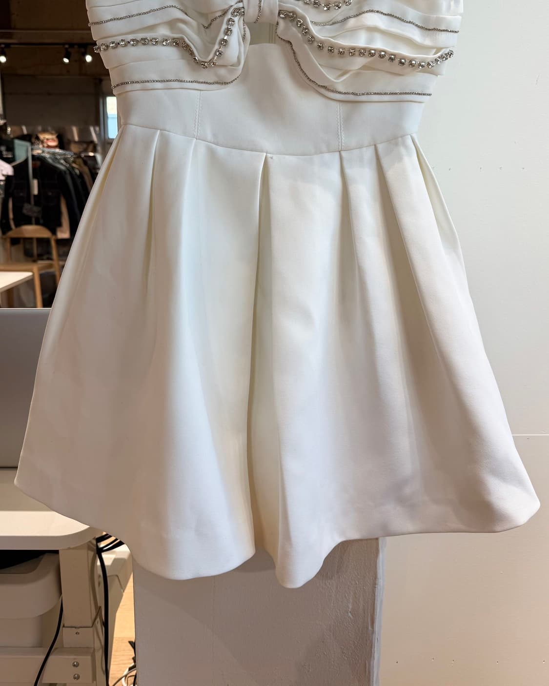 셀프 포트레이트 화이트 크리스탈 임벨리시드 크레이프 미니원피스  상품이미지4