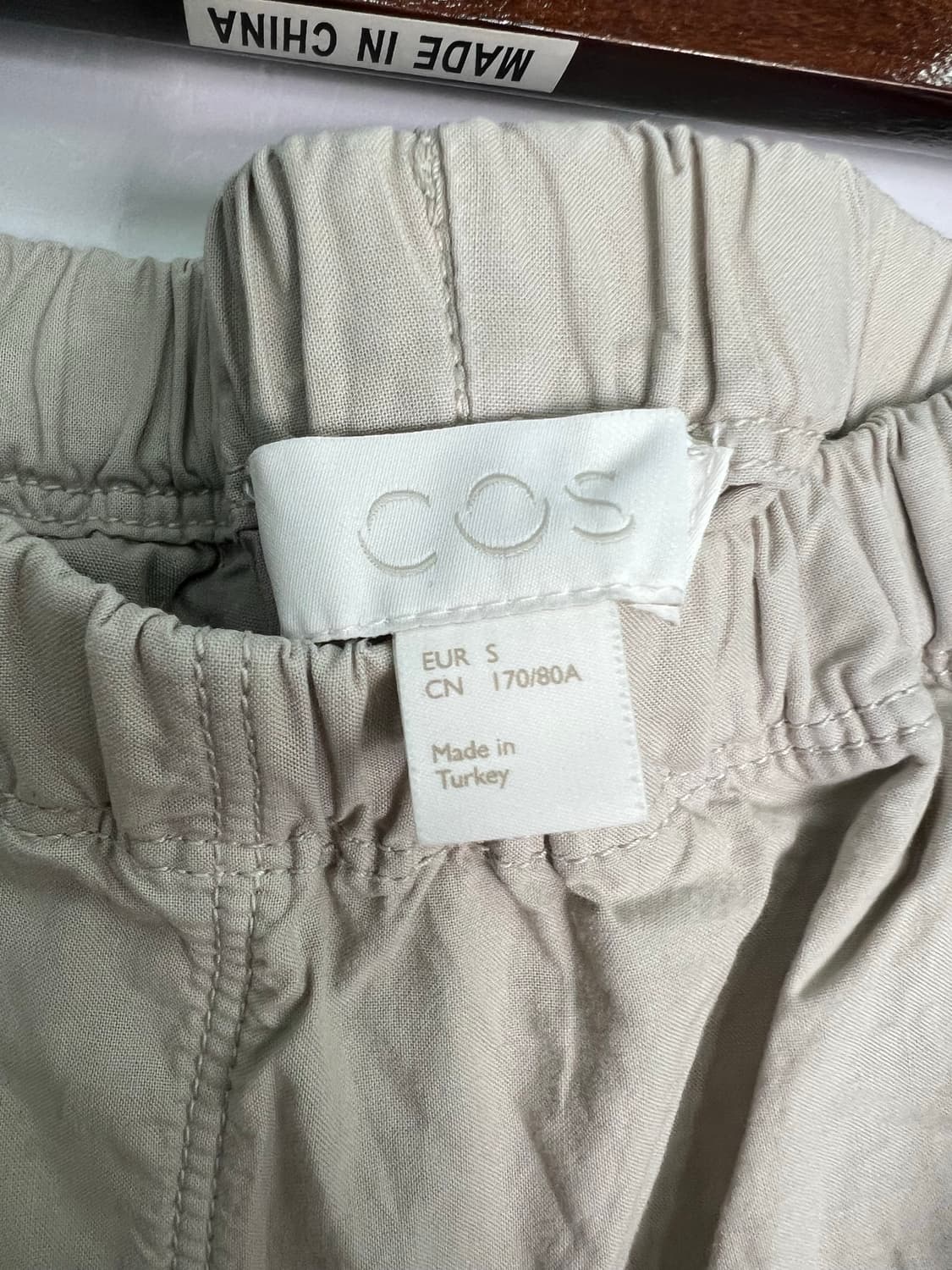 cos 베이지 반바지 상품이미지2