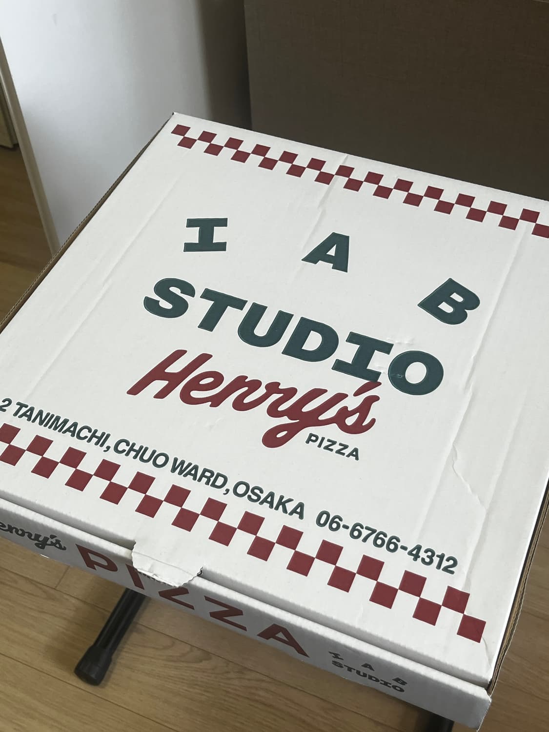 IAB 스튜디오 X Henrys Pizza 티셔츠 상품이미지1