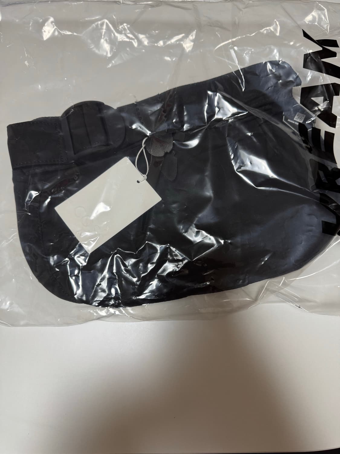 코스 나일론 새들백 블랙 판매합니다! 상품이미지3