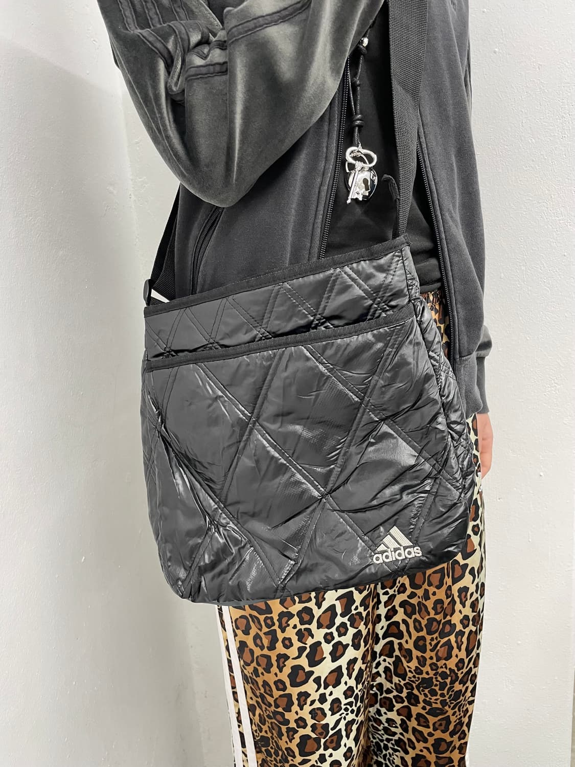 아디다스 로고 퀼팅 크로스백 상품이미지4
