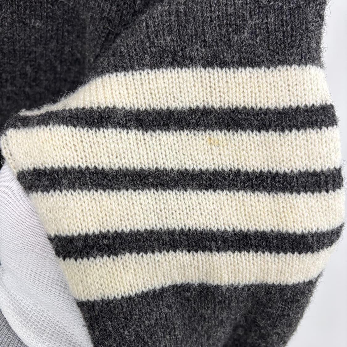 [4]톰브라운 사선완장 셰틀랜드 가디건  상품이미지2