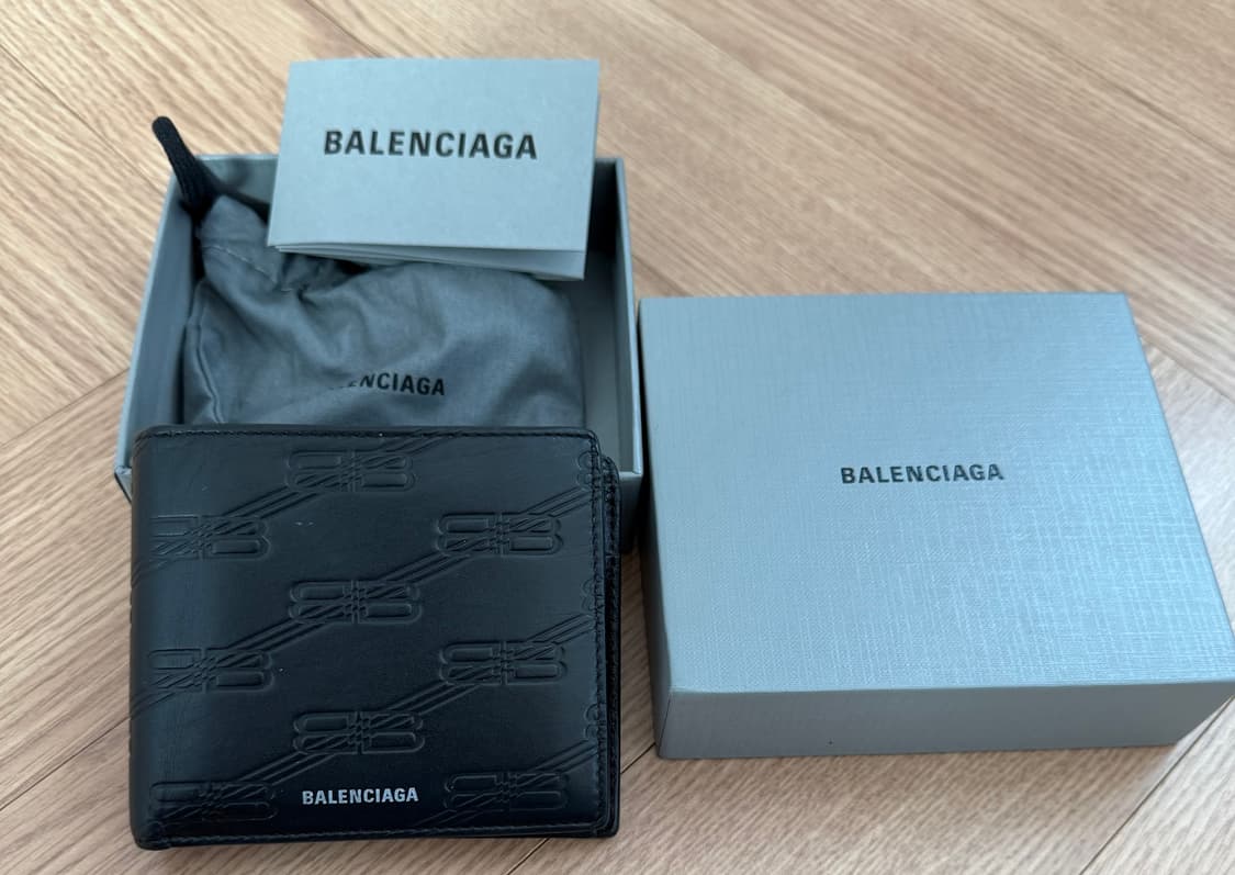 발렌시아가 박스 카프스킨 엠보노 모노그램 스퀘어 반지갑 상품이미지1