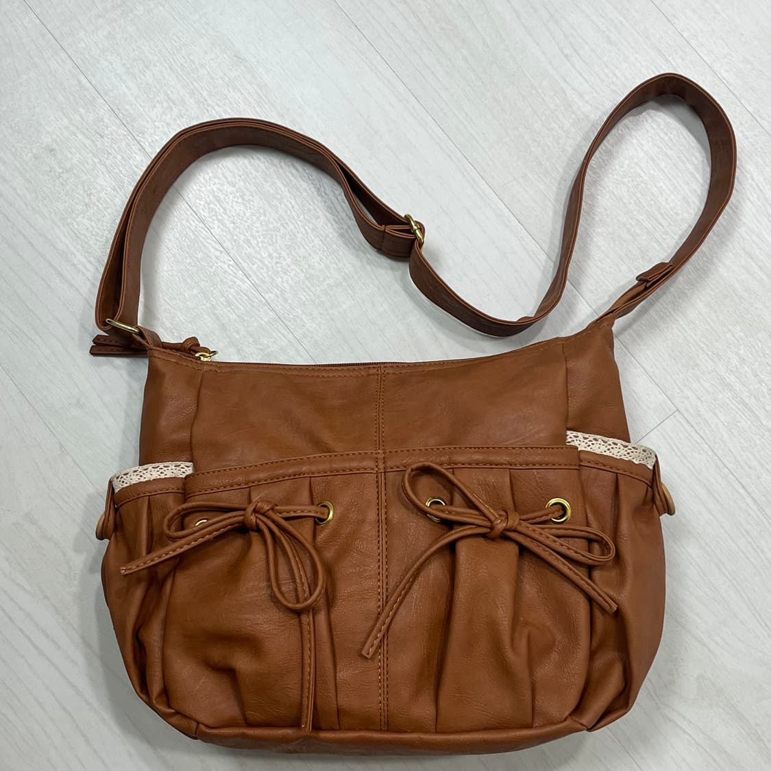 모리 가방 레이스 리본 가죽 브라운 크로스백 상품이미지1