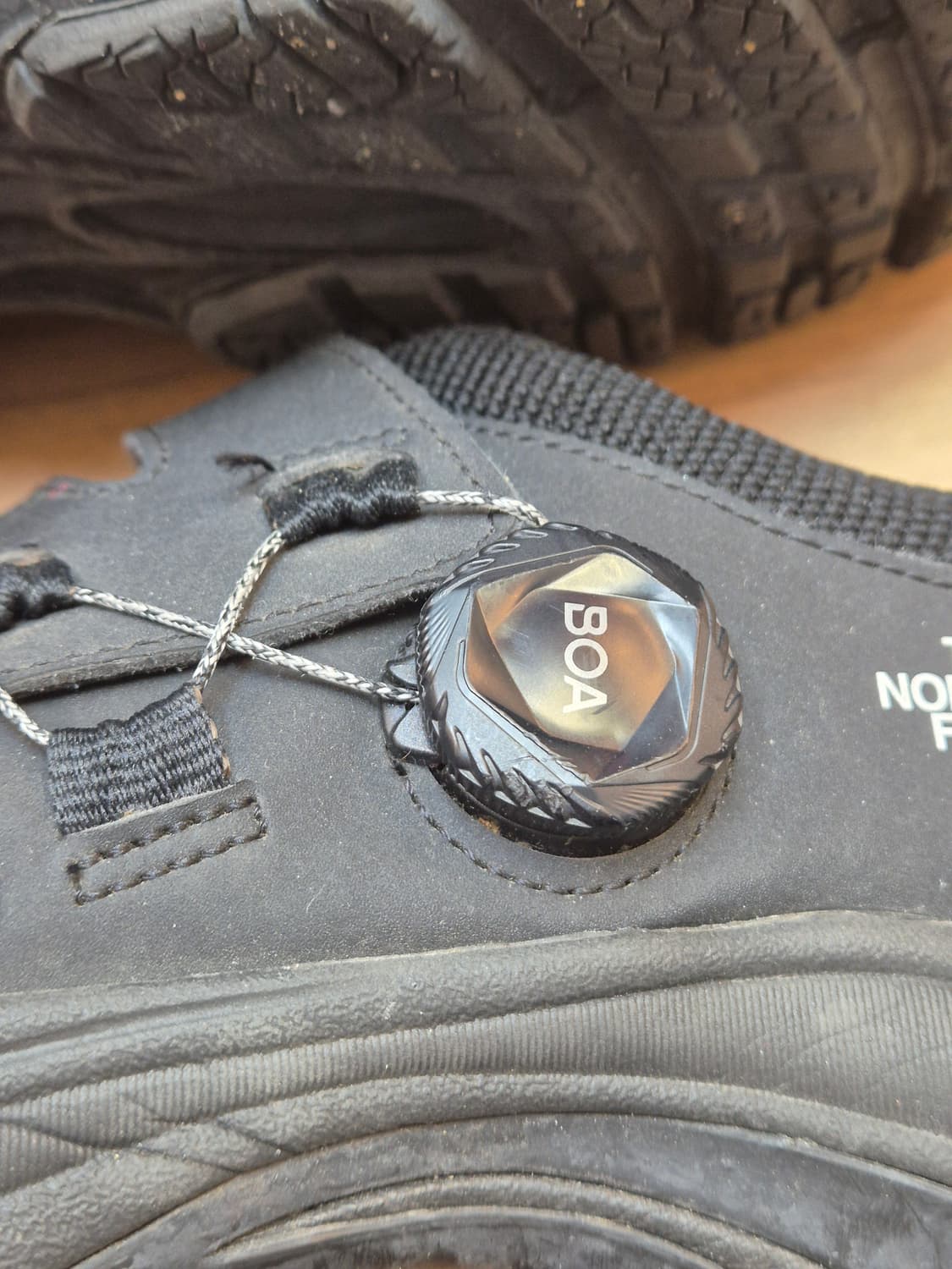 노스페이스 스피드 보아 워킹화 블랙 색상입니다. 다이얼로 끈 조절하는 워 상품이미지3