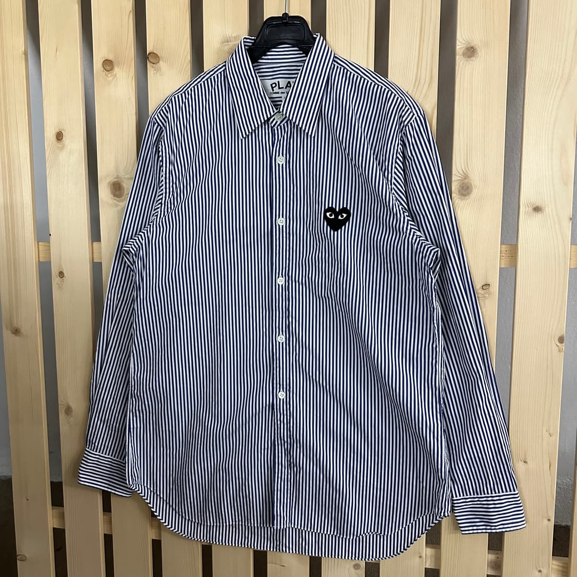 (S) 꼼데가르송 플레이 네이비 스트라이프 하트 와펜 셔츠 상품이미지2