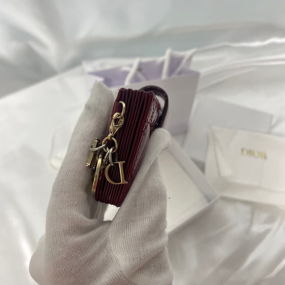 디올 레이디 유광 페이던트 버건디 카드지갑 상품이미지4