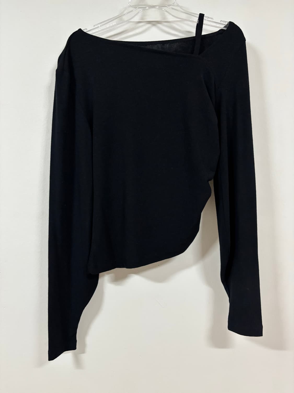 여성 원숄더 셔링 티 블랙 상품이미지1