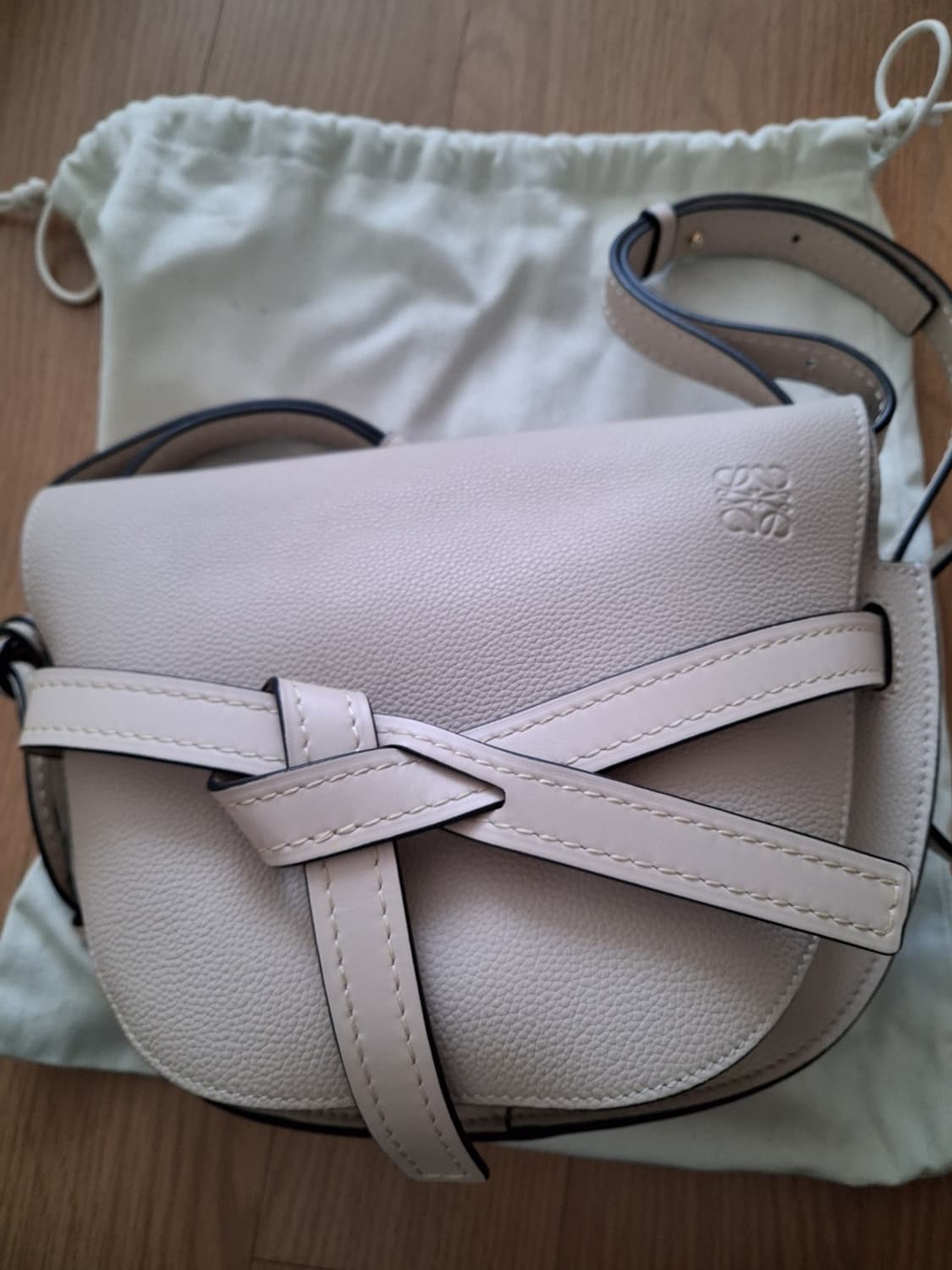 로에베 게이트 백 미듐  상품이미지1