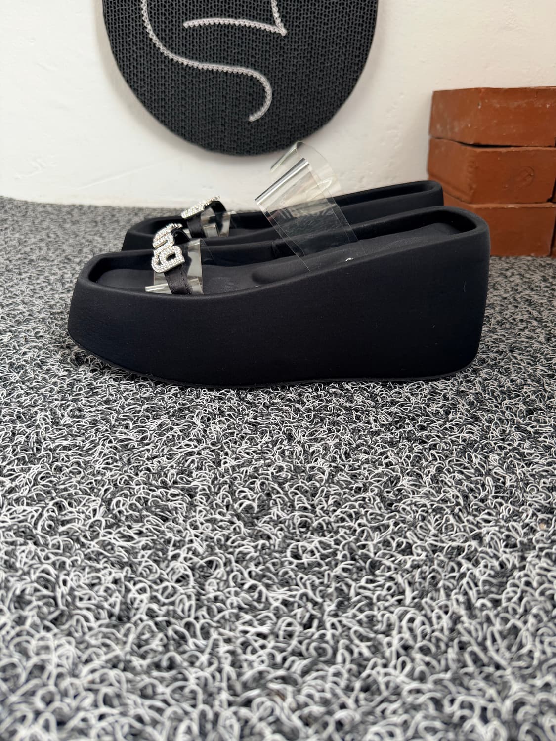 알렉산더 왕(alexanderwang) 크리스탈 로고 투명 스트랩 플랫폼 상품이미지3