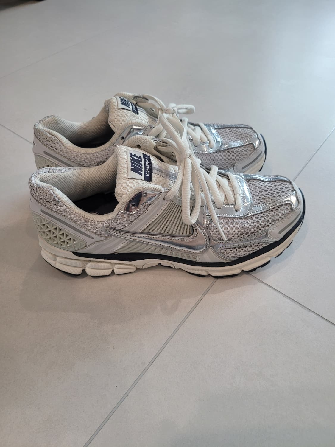 👟 [280] "발이 먼저 아는 편안함" 나이키 줌 보메로 5 실버 상품이미지3