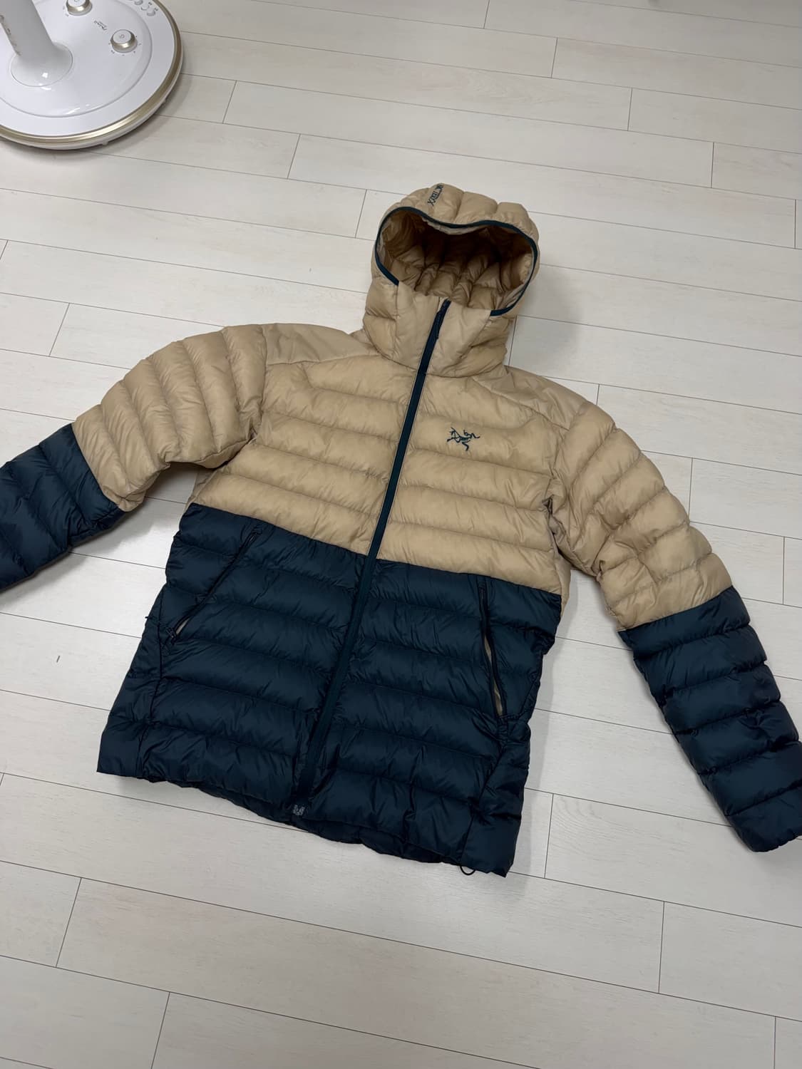 아크테릭스 세륨 후디 M 사이즈   상태 8.5/10  오른팔 중간 실밥 상품이미지1