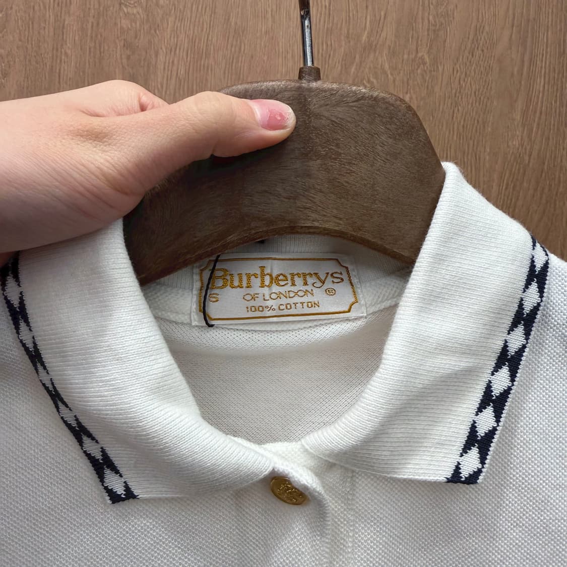 버버리 코튼 PK 티셔츠 배색 패턴 카라 골드 버튼 디테일 화이트 상품이미지6