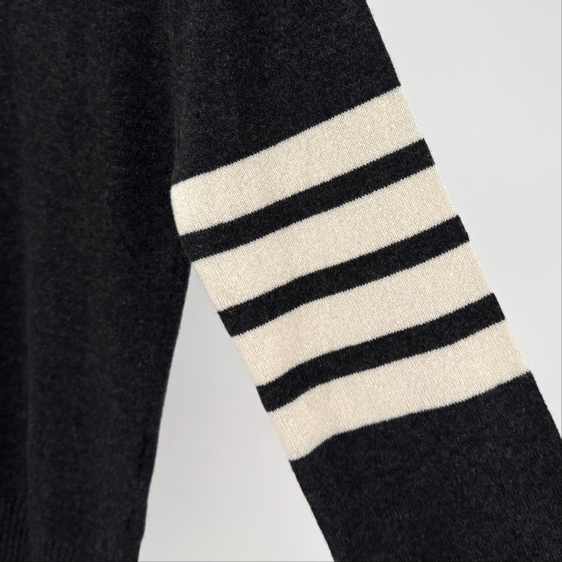 [40사이즈] 톰브라운 사선완장 캐시미어 니트 (FKA001A) 상품이미지7