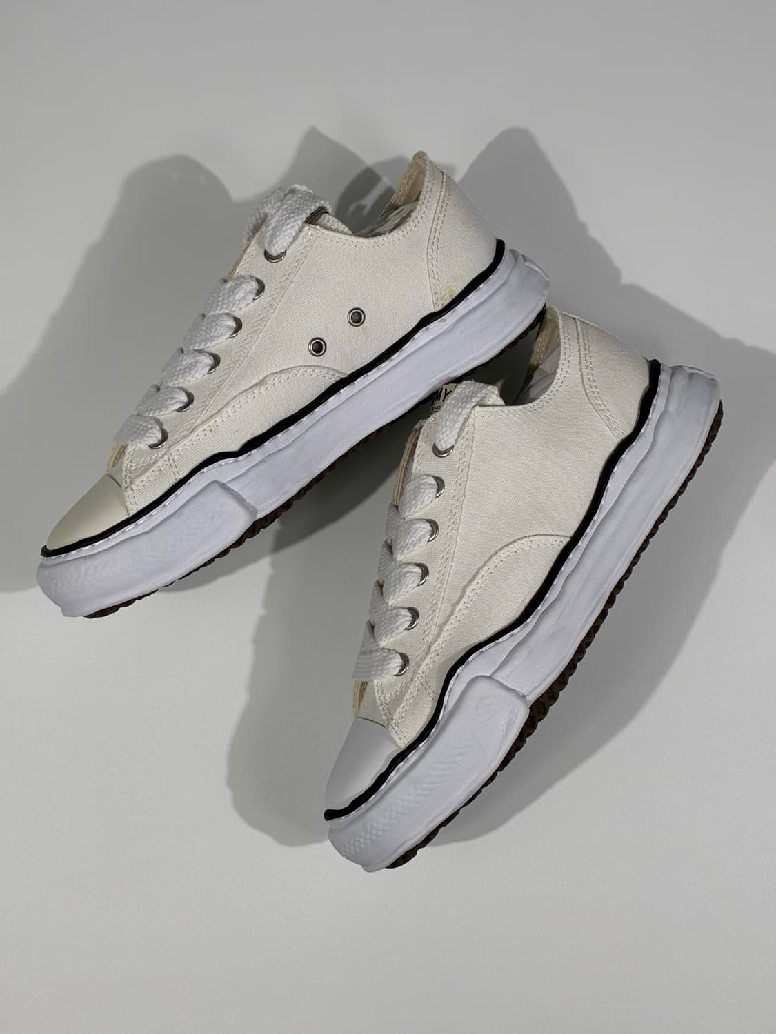 메종 미하라 야스히로 피터슨 OG 솔 캔버스 로우 스니커즈 화이트 상품이미지2