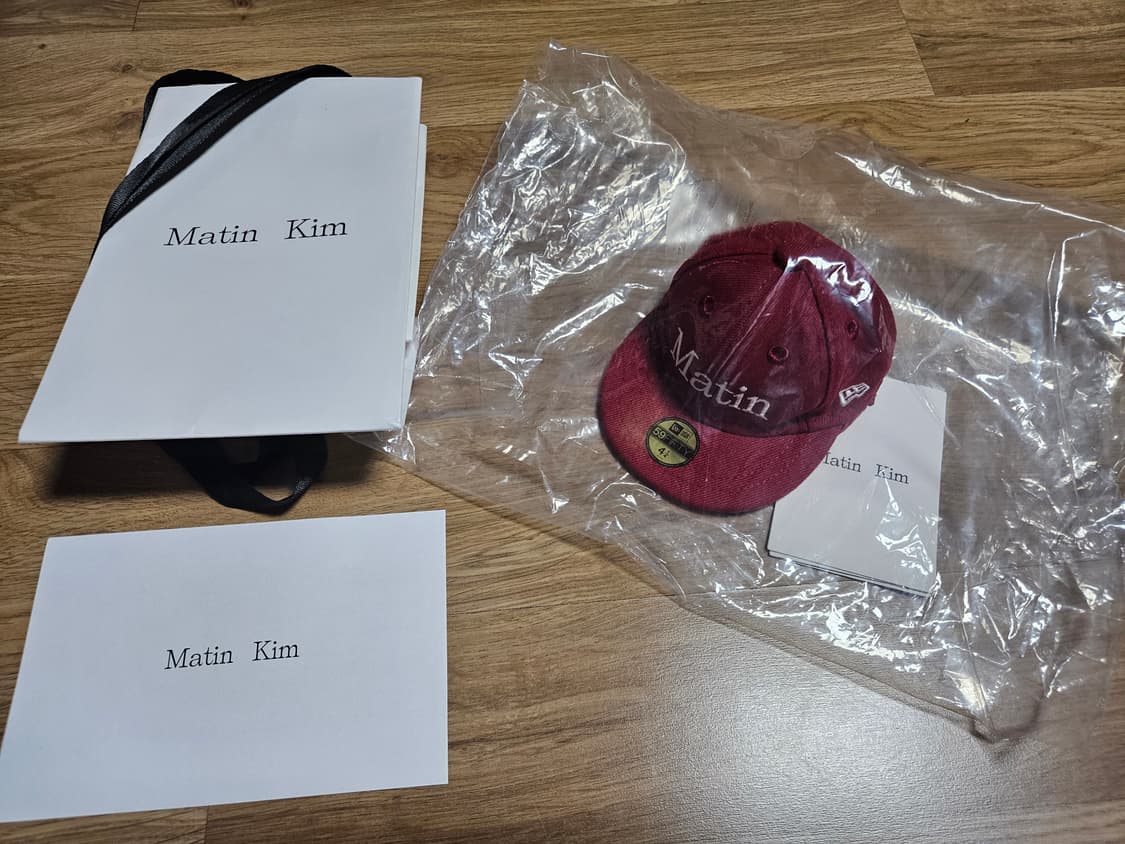 마뗑킴 뉴에라 콜라보 키링 판매합니다. 버건디 색상이며, 택 달린 새상품 상품이미지1