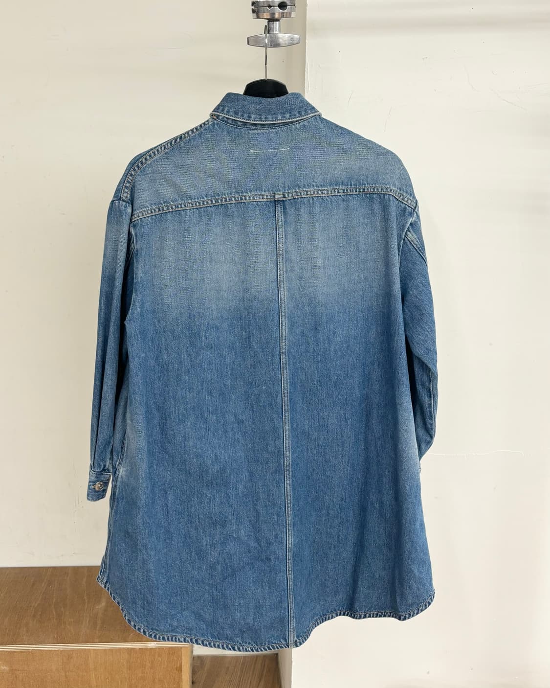 엠엠식스 포켓 자수 오버사이즈 데님 셔츠 상품이미지6