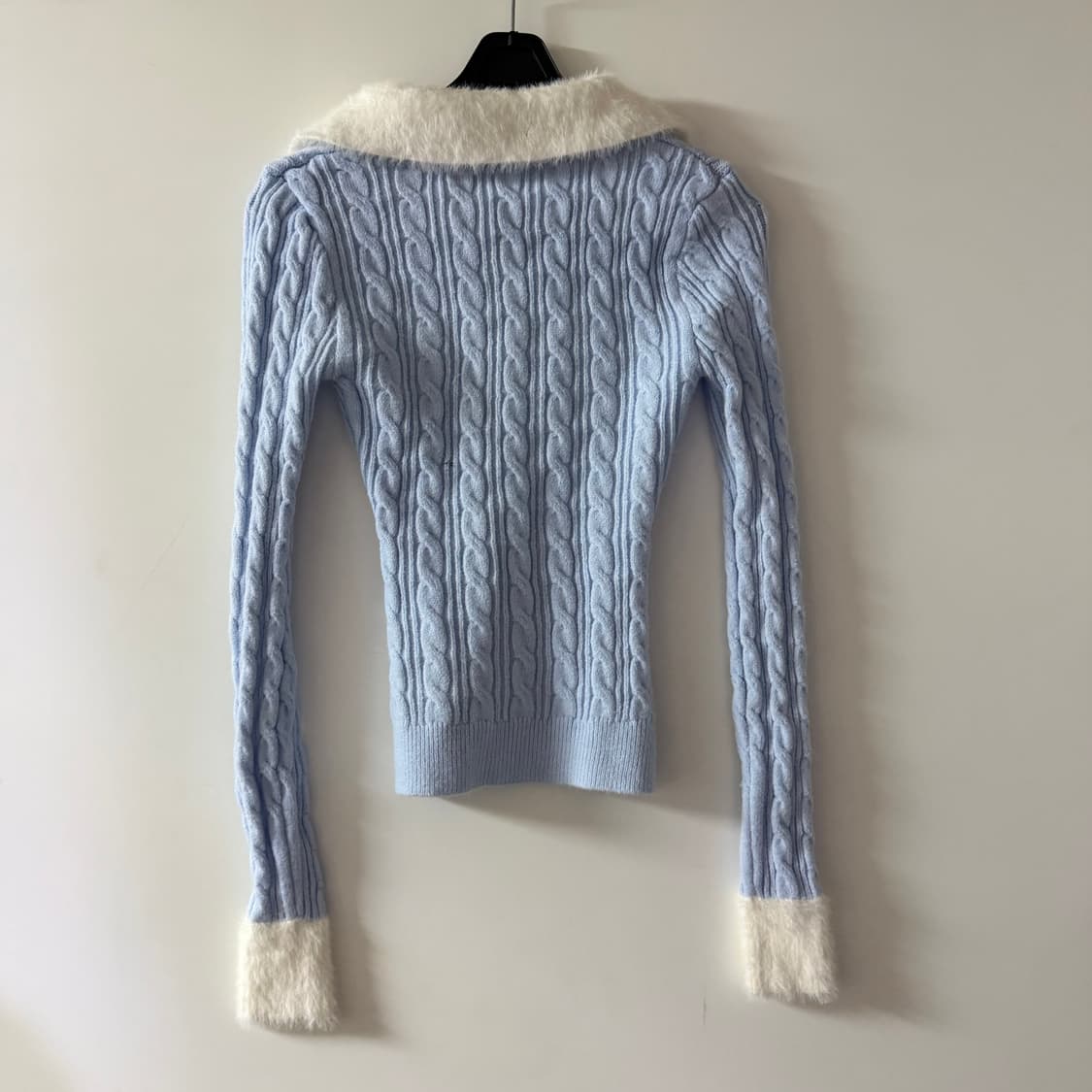 새상품 여자 퍼 꽈배기 브이넥 니트 상품이미지5