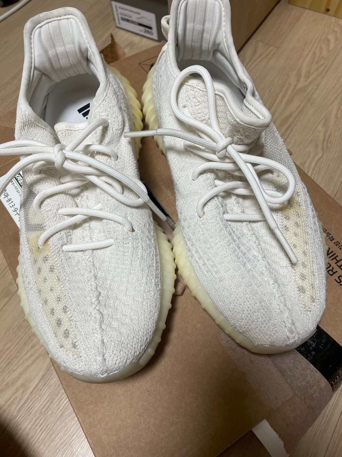 이지부스트 350 v2 본 255사이즈 팝니다 상품이미지4