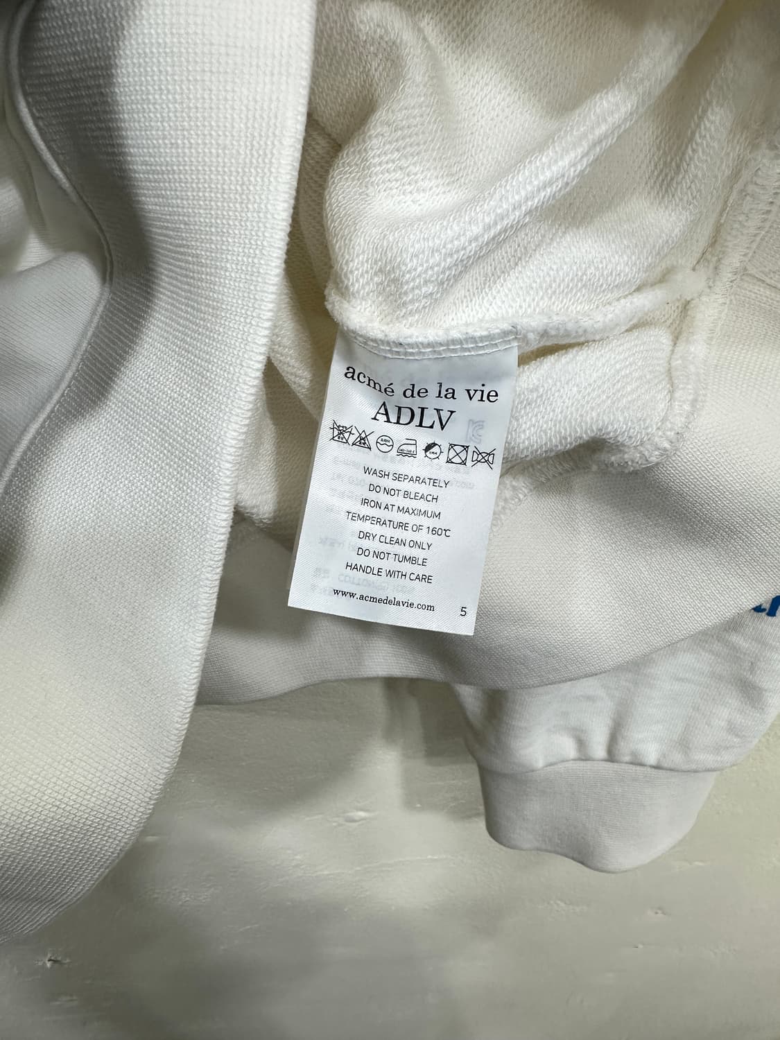 아크메드라비 케어베어 콜라보 맨투맨 상품이미지4