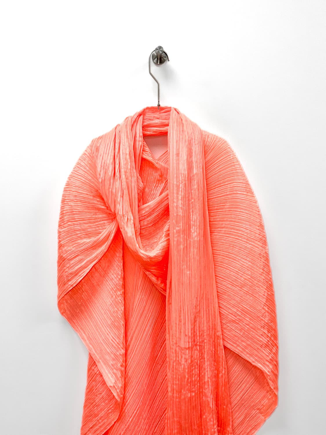 플리츠플리즈 네온 코랄 플리세 랩 케이프 상품이미지8