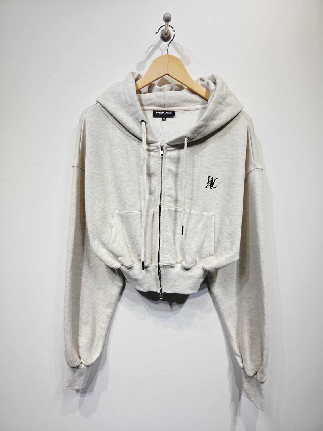WOOALONG 우알롱 시그니처 크롭 후드 집업 오트밀 상품이미지2