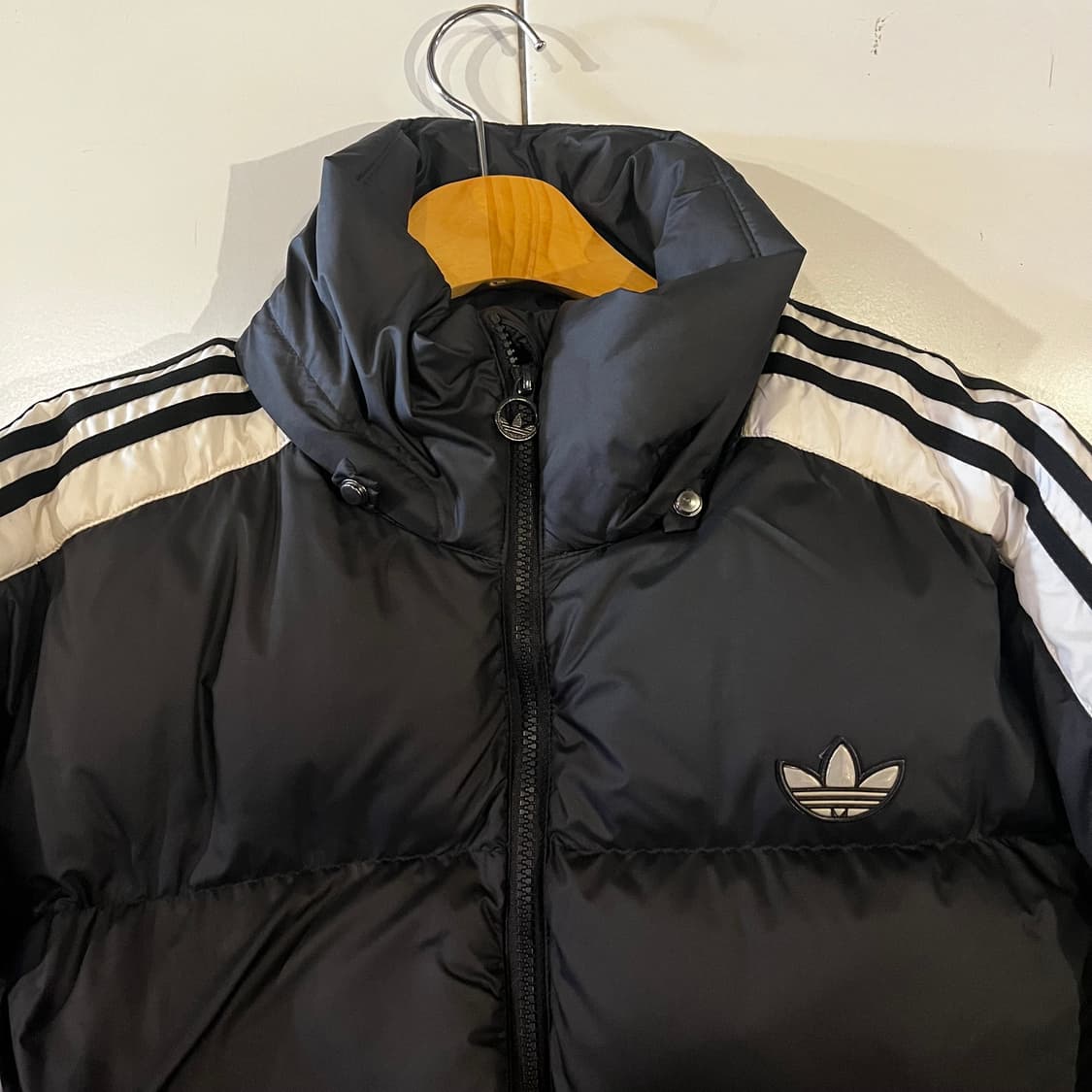 아디다스 블록다운 흰검 삼선 패딩 상품이미지3