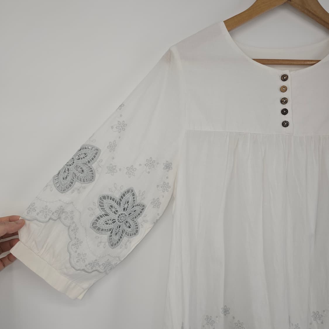 일본 빈티지 화이트 플라워 자수 반팔 블라우스 상품이미지3