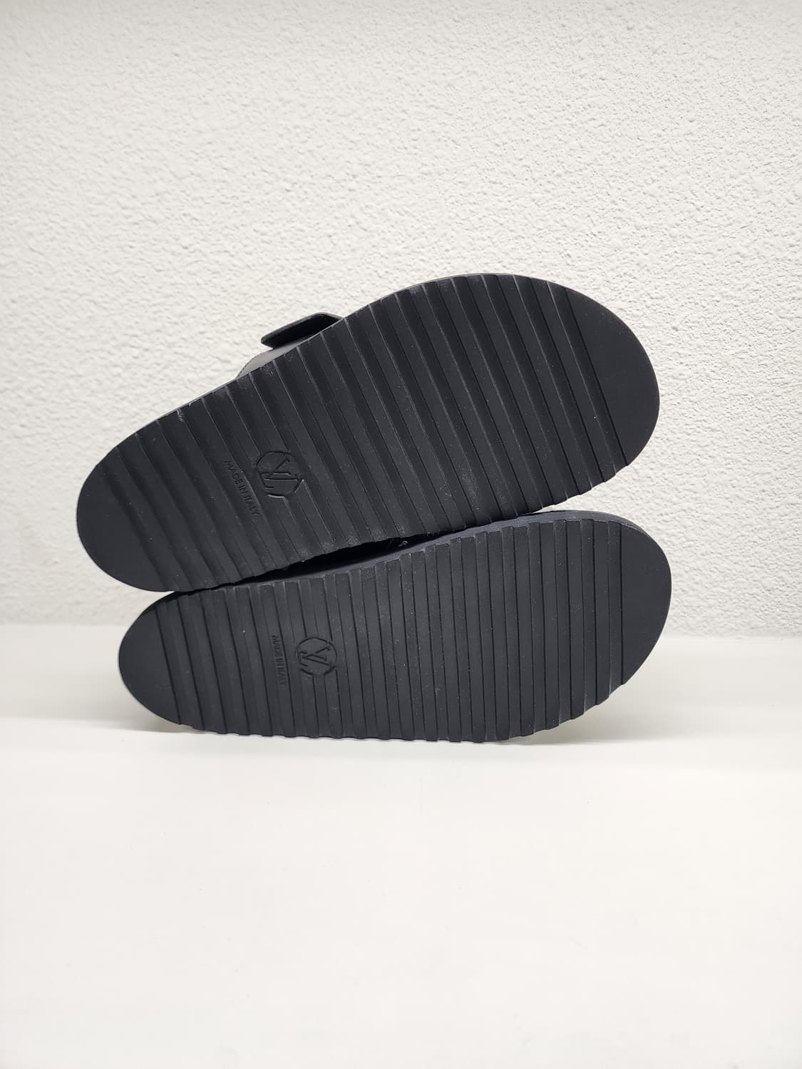 루이비통 1AIDP0 LV 코지 플랫 컴포트 클로그 블랙 37 상품이미지5