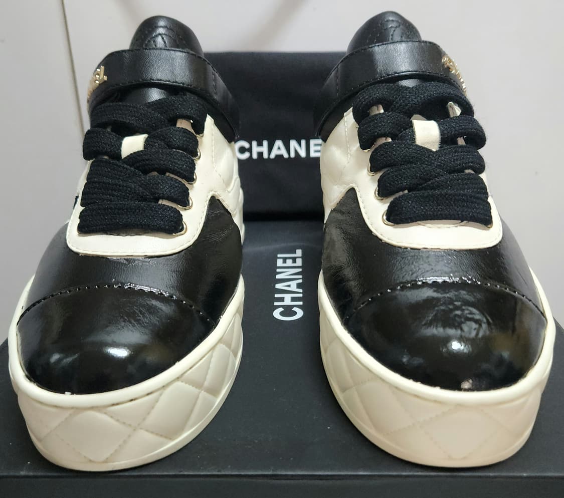 [정품]샤넬 스니커즈 운동화 클래식 퀼팅 레터링 블랙/아이보리 39.5  상품이미지3