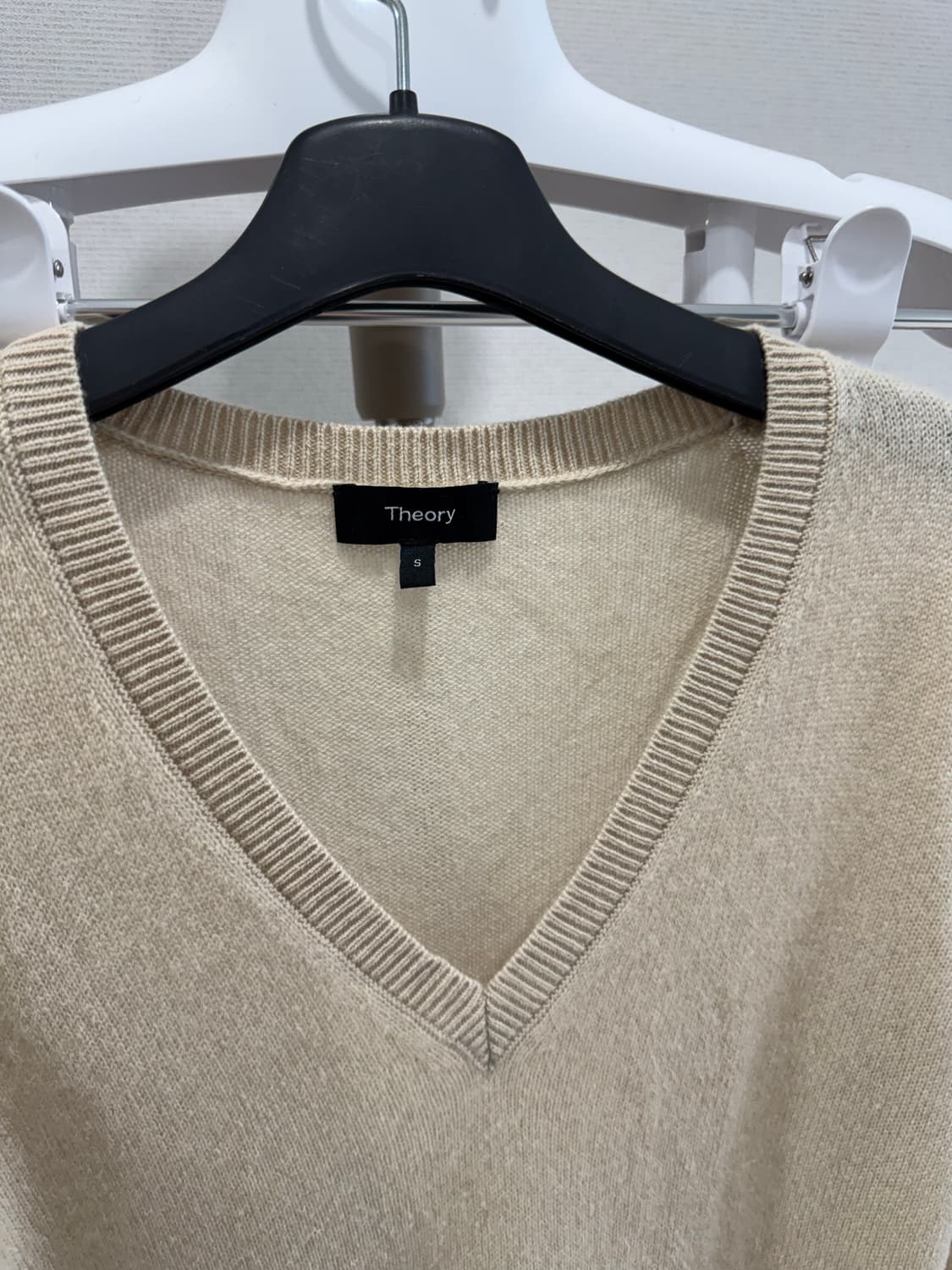 theory 띠어리 캐시미어 브이넥 니트 상품이미지2