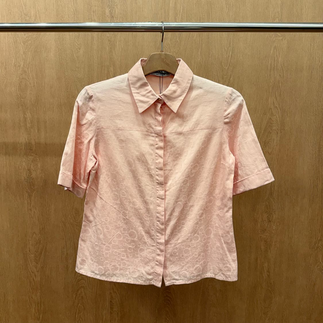 살바토레 페라가모 반팔 셔르 로고 패턴 히든버튼 디테일 핑크 상품이미지2