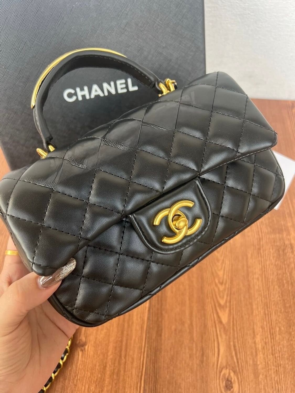 깜짝세일(새상품)정품 샤넬 뷰티 뉴미니 탑핸들 핸들로고 크로스백 상품이미지5