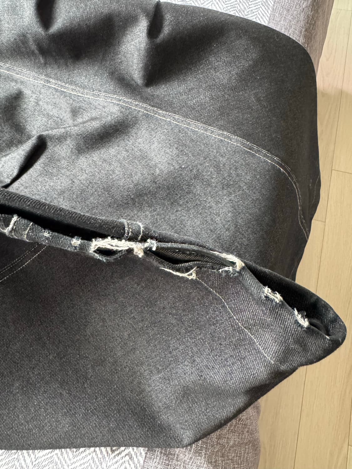 아캄 Knee Pin-tuck Printed Denim Pants  상품이미지5