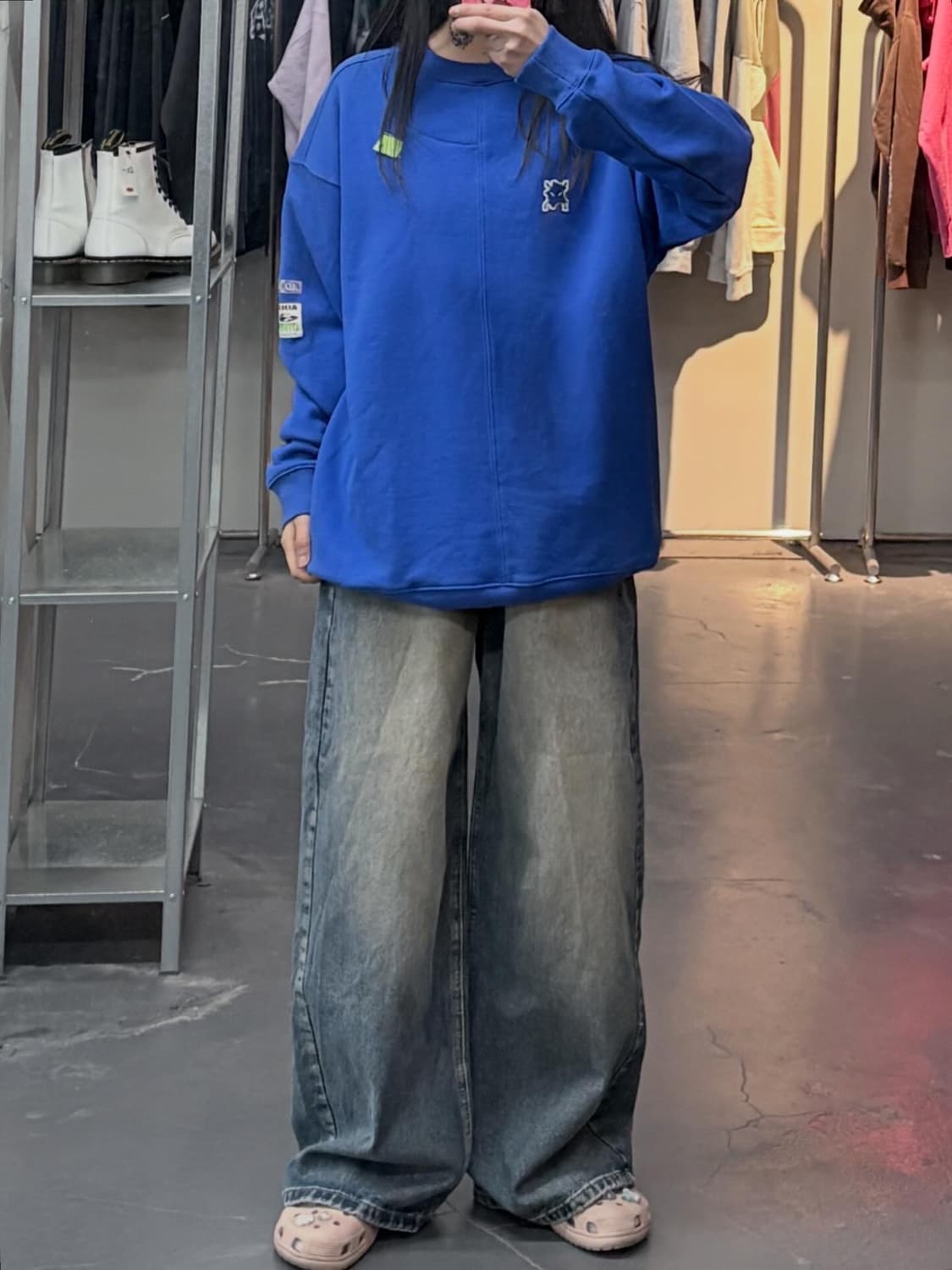 아더에러 블루 패치 맨투맨 A3510 상품이미지1