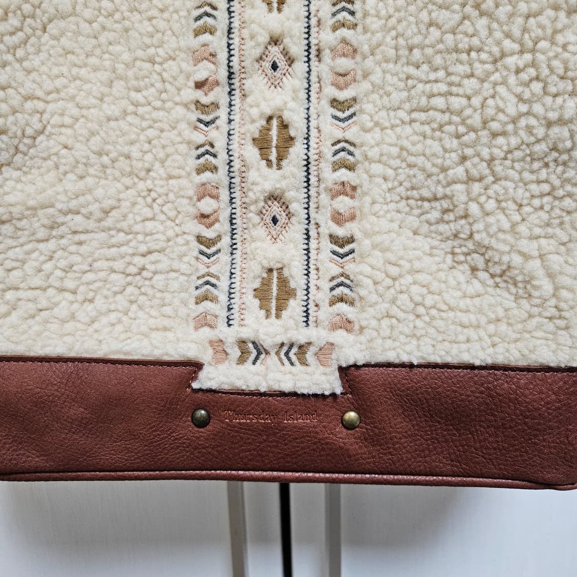 써스데이아일랜드 양털 숄더백  모리걸 가방 희귀 상품이미지3