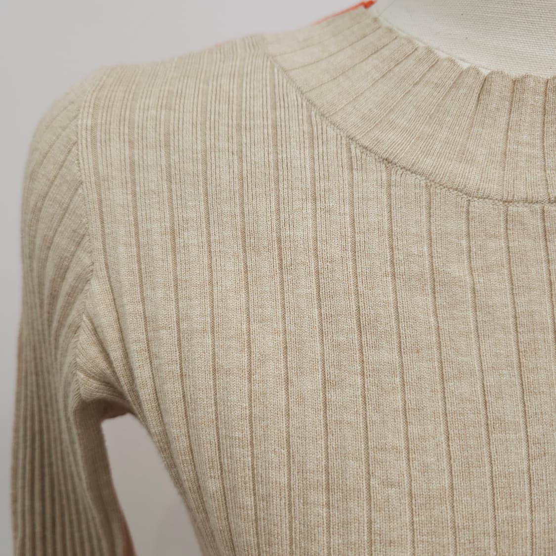 베이지 오렌지 배색 슬림핏 골지 니트 상품이미지5