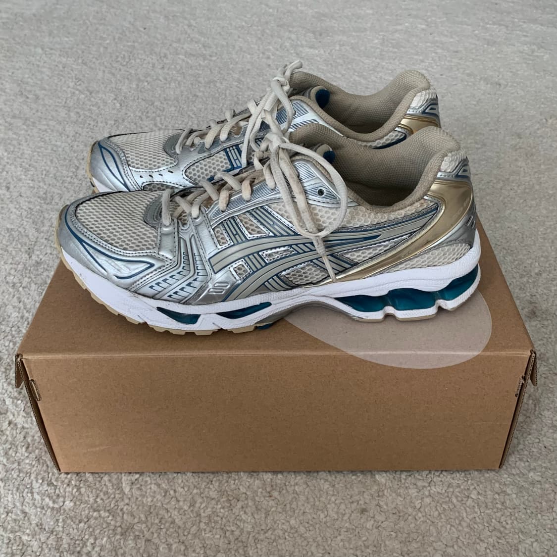 아식스 젤카야노14 크림 퓨어 실버  키코 자운드 상품이미지1