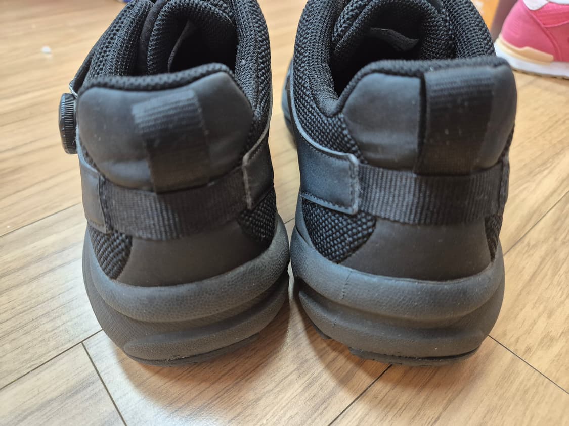 노스페이스 스피드 보아 워킹화 블랙 색상입니다. 다이얼로 끈 조절하는 워 상품이미지4