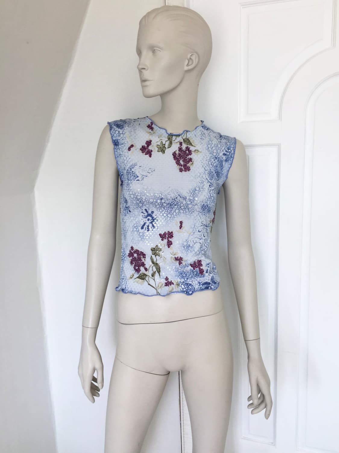 Bebe Sheer Sequin Floral Tank Top 상품이미지3
