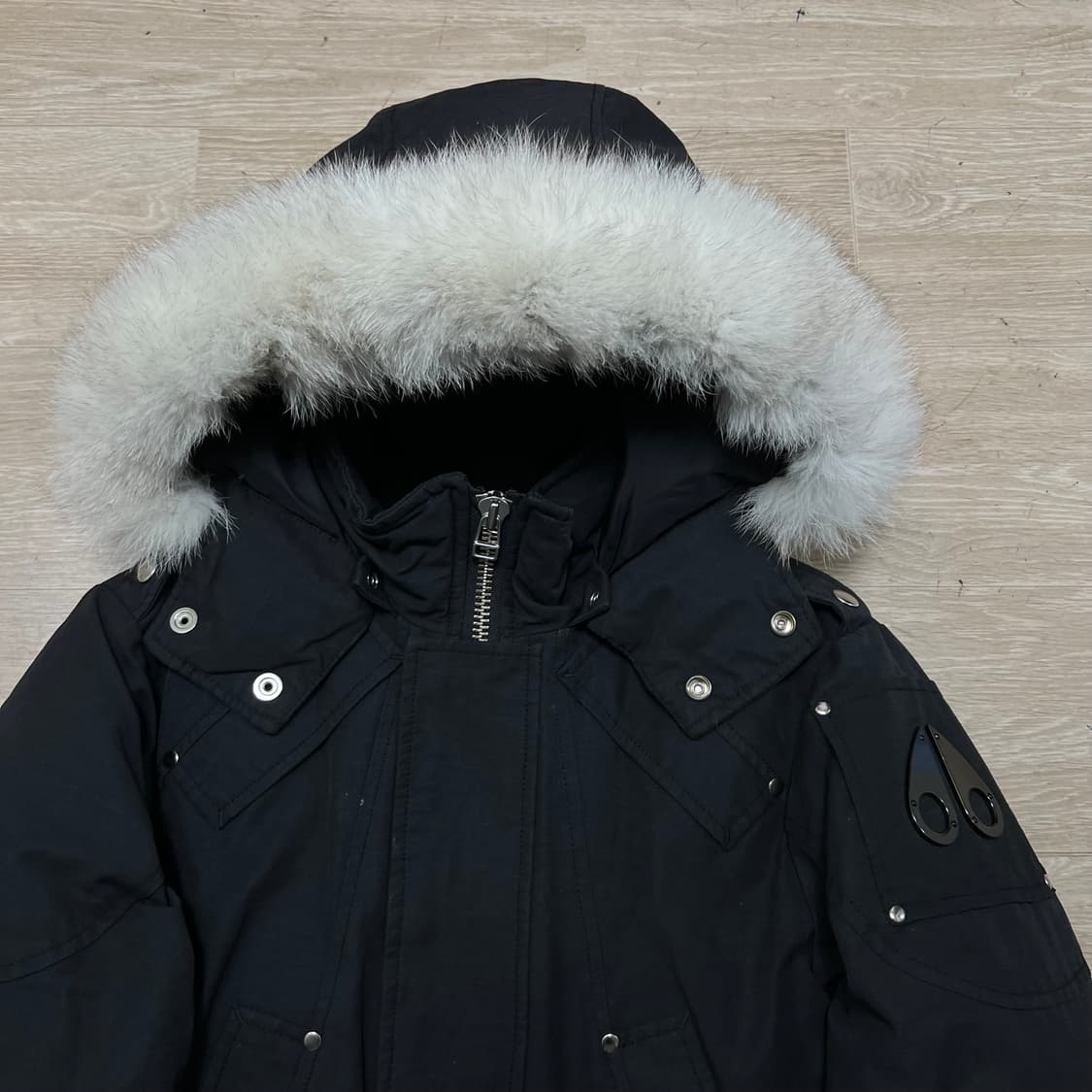 무스너클 시그니처 와펜 덕다운 퍼후드 스틸링 롱패딩 [블랙] L/100 상품이미지2