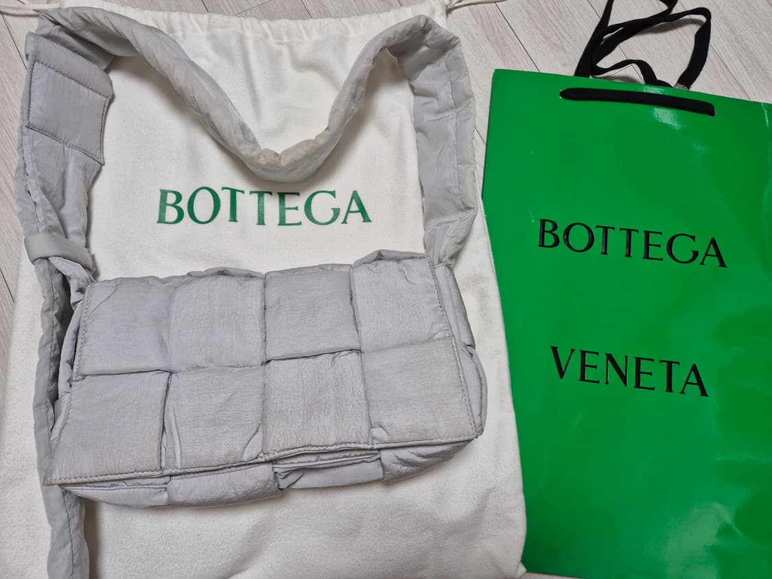 보테가베네타 패디드 테크 카세트백 상품이미지5