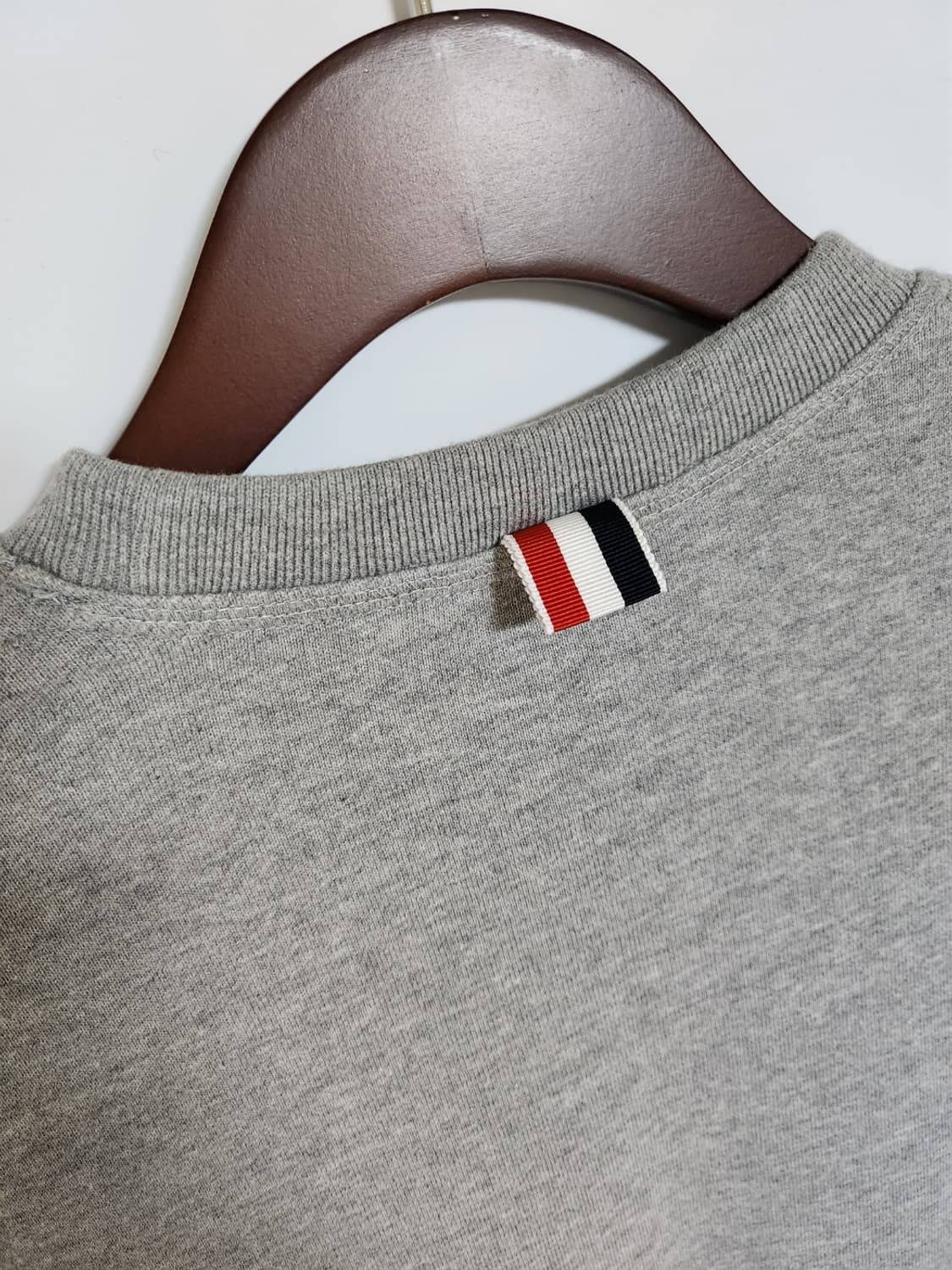 [0] 톰브라운 그레이 사선완장 맨투맨 MJT021H 상품이미지9