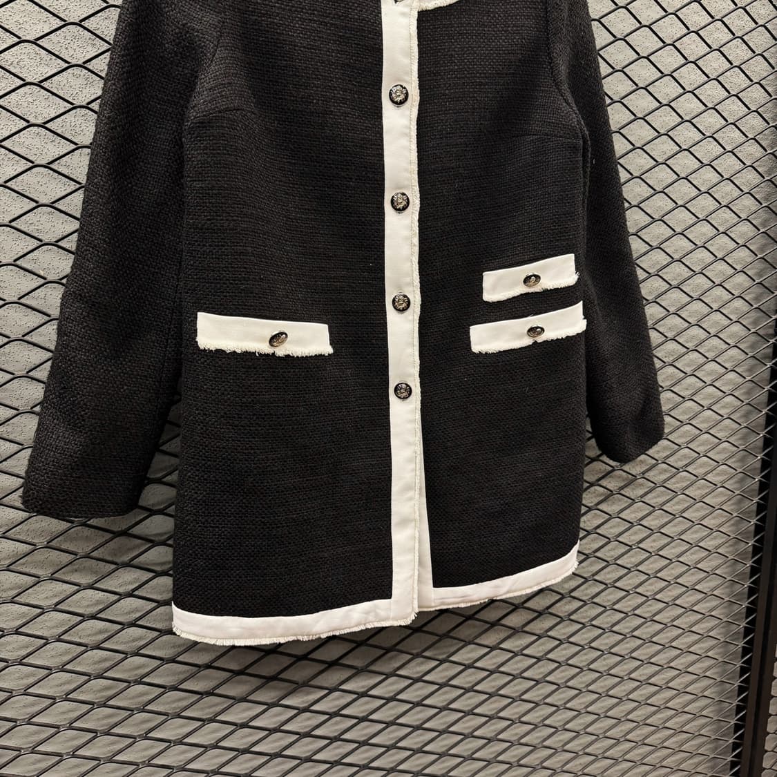 MIXXO 클래식 트위드 자켓 그레이빙 버튼 넥라인 프린지 디테일 상품이미지5