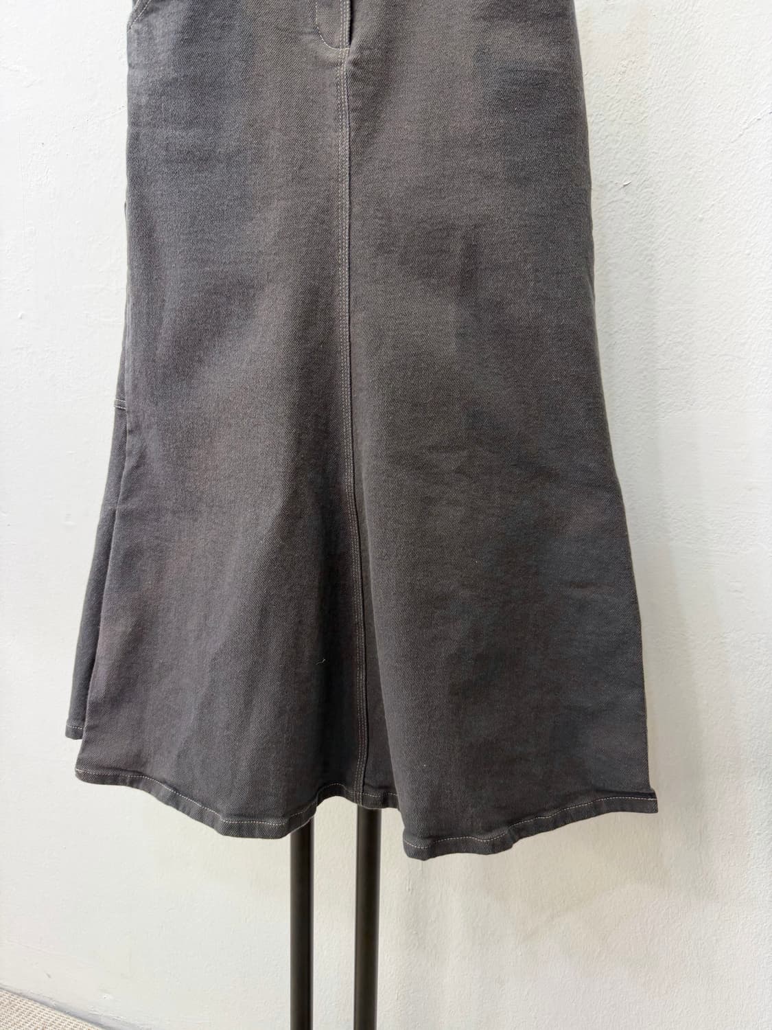 정품) O2ND 오즈세컨 한섬 23ss  블랙 데님 스커트 64 상품이미지3