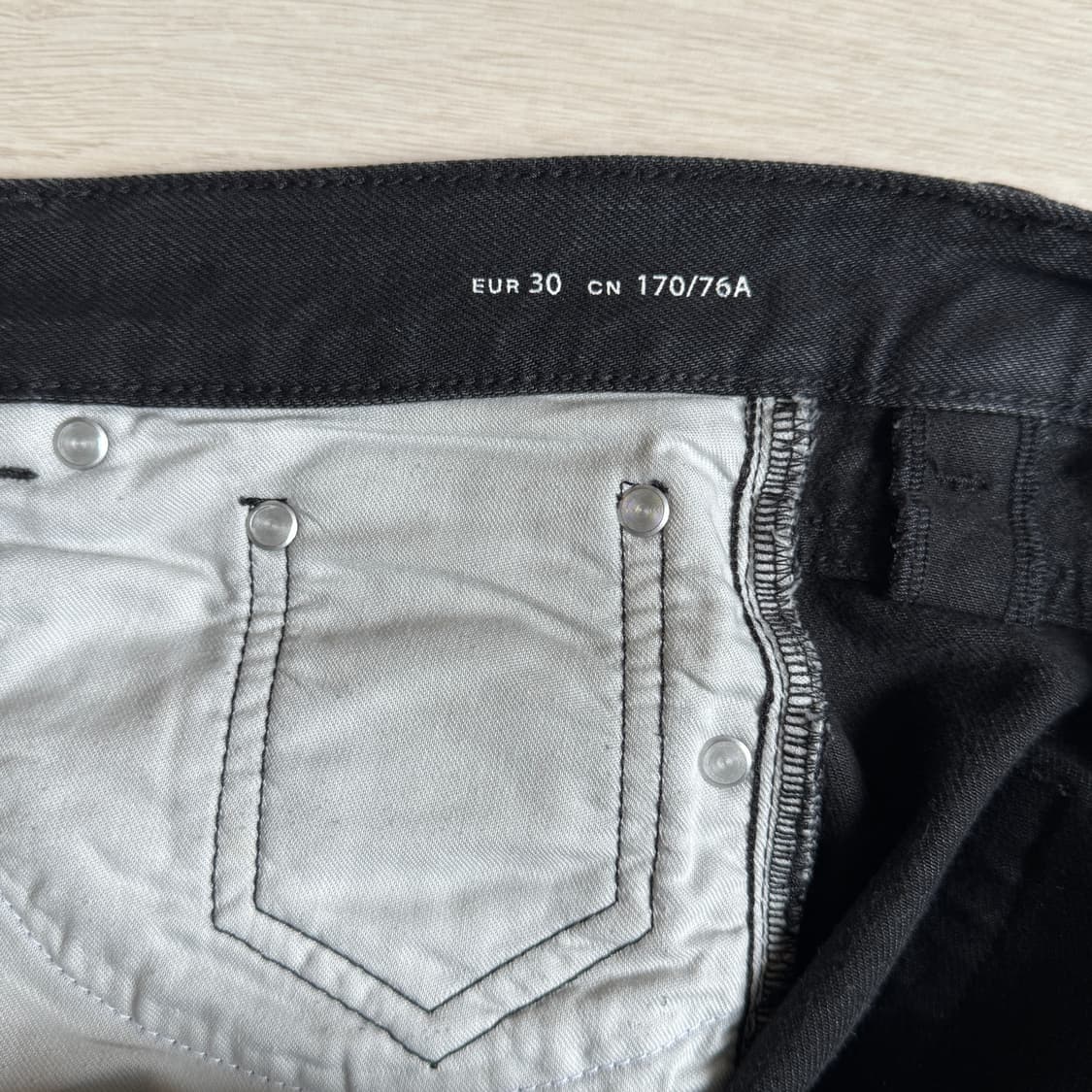 아르켓 레귤러 크롭 진 (흑청) 상품이미지6